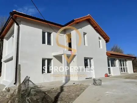 Реновирана къща в с.Изгрев с голям двор 