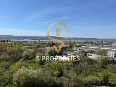Dreizimmerwohnung im Komplex Troshevo